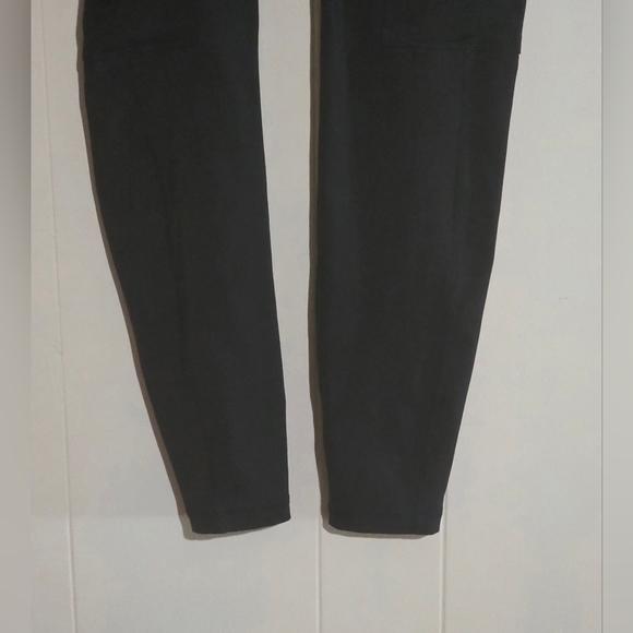 Old Navy Active Black Elevate Cargo Leggings - Picture 4 of 11